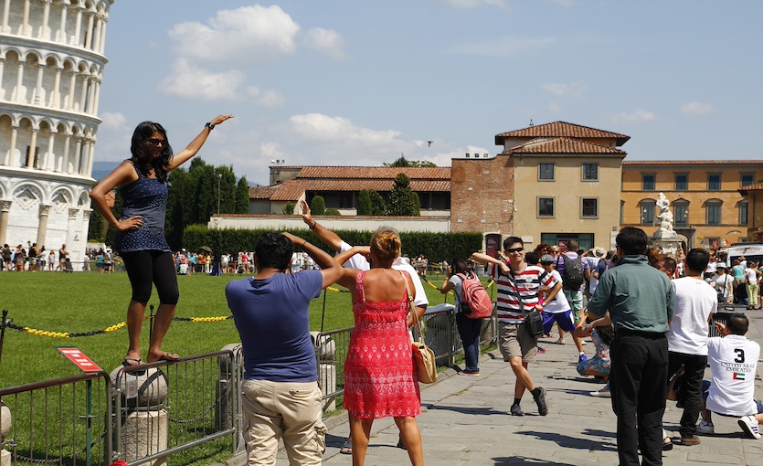 Pisa Kulesini Tutmaya Çalışan Turistler